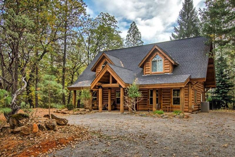Shasta Lake Luxury Log Cabin: Hot tub & Pool Images