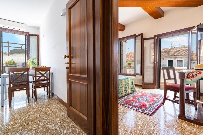 Two-Bedroom Apartment with Terrace and canal view image 1