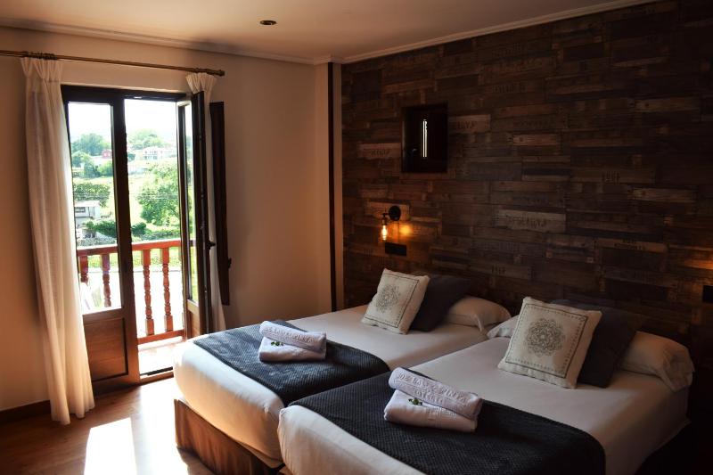 Standard Double or Twin Room with Balcony image 4