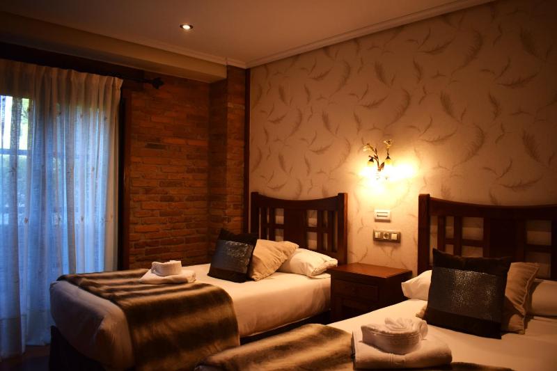 Standard Double or Twin Room with Balcony image 3