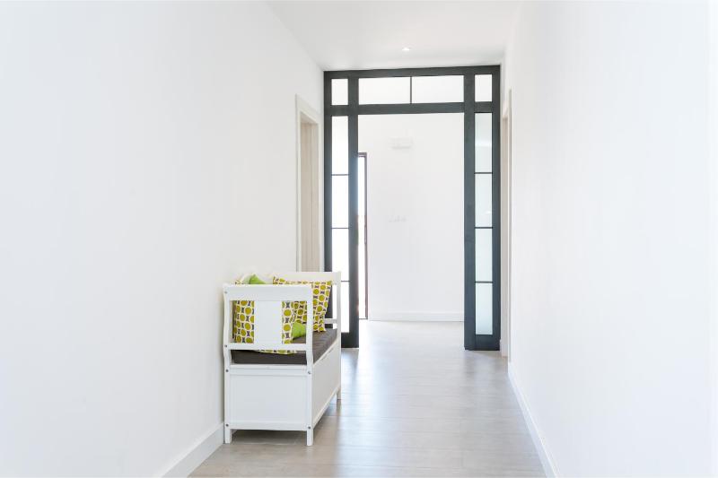 Three-Bedroom Apartment with Terrace and Sea View image 3