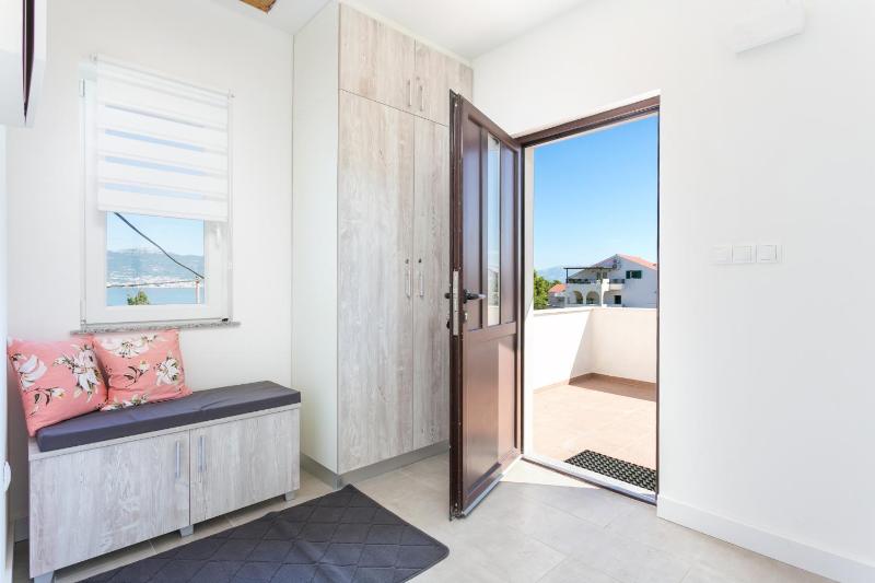 Three-Bedroom Apartment with Terrace and Sea View image 2