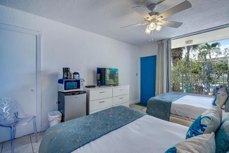Standard (2 Full Beds) image 4