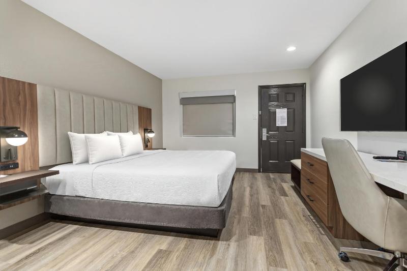 1 King Bed, Premium Mobility/Hearing Accessible Room, Roll-In Shower, No Smoking image 3