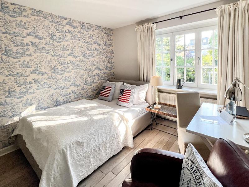 Queen Room image 2