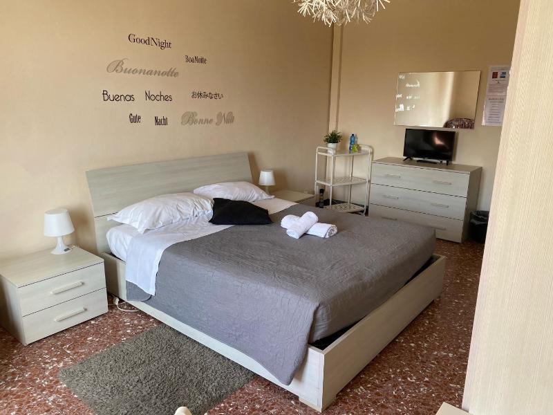 Double Room with Balcony, Shared Bathroom and River View image 2