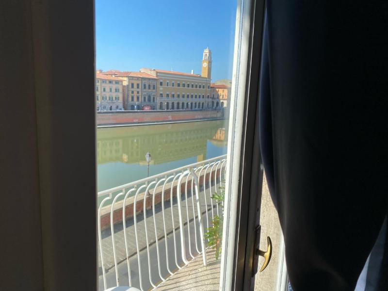 Double Room with Balcony, Shared Bathroom and River View image 4