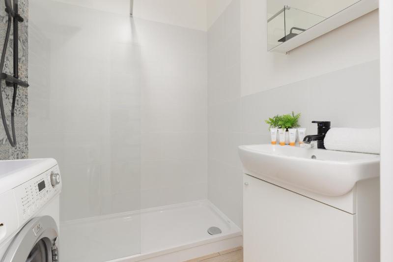 Kopcińskiego Bright & Spacious Apartment Warsaw Ursynów by Noclegi Renters - image 5