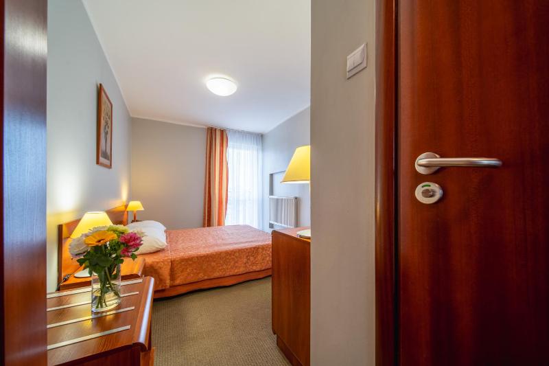 Standard Double Room image 4