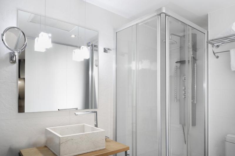 Double or Twin Room (1-2 Adults) image 4