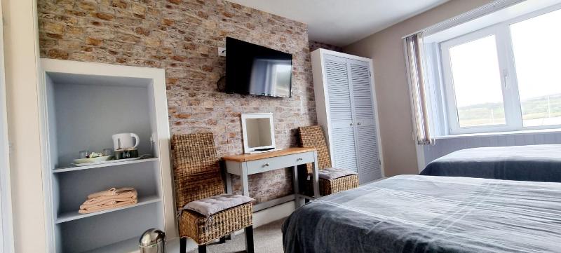 Standard Twin Room with Sea View image 4