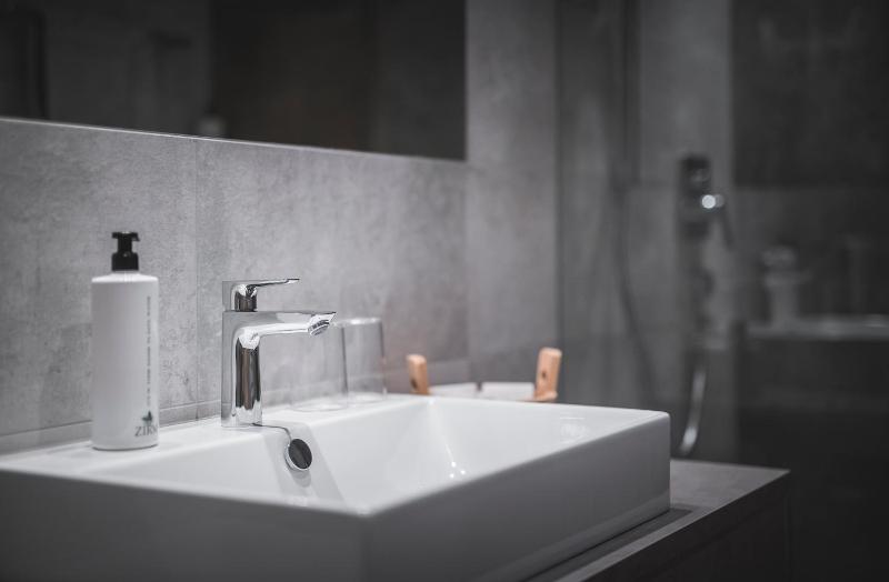 Standard Suite image 1