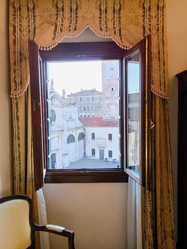 Double Room with Square View image 3