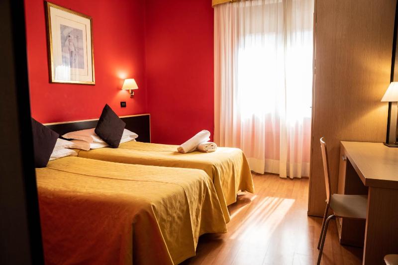 Twin Room image 1