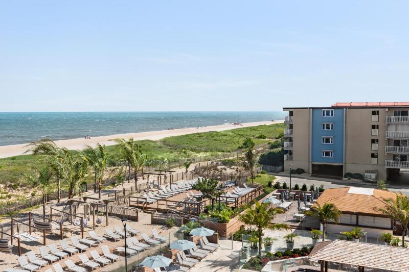 King Suite with Ocean Pool View image 3