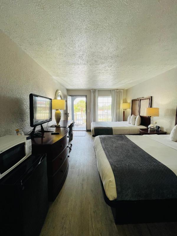 Queen Room with Two Queen Beds - Smoking image 3