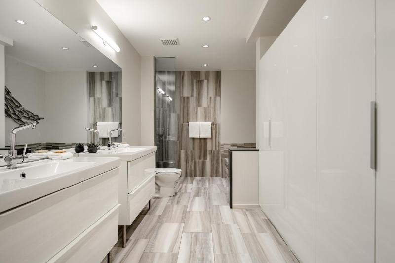 3BR | Taluswood | Ski-in/Ski-out | Private Hot Tub | Wood Burning Fireplace | Parking - image 24