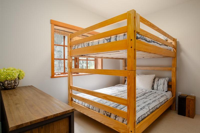3BR | Taluswood | Ski-in/Ski-out | Private Hot Tub | Wood Burning Fireplace | Parking - image 20