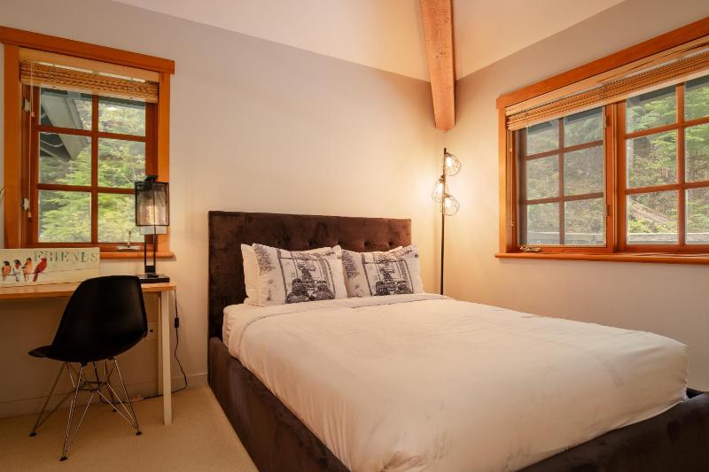 3BR | Taluswood | Ski-in/Ski-out | Private Hot Tub | Wood Burning Fireplace | Parking - image 22