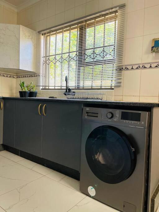 Central Gabs Oasis: 2BR-Retreat - image 13