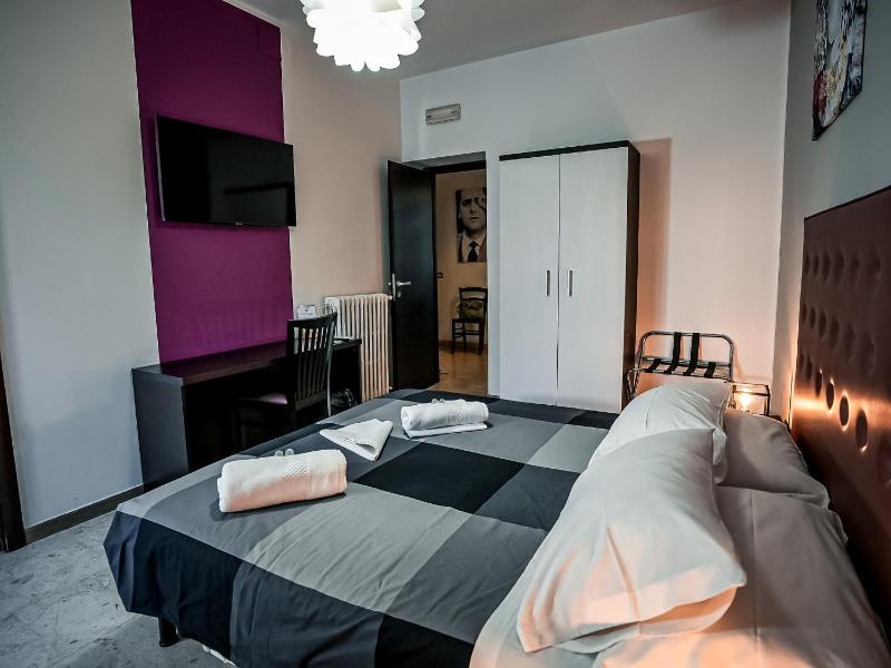 Double or Twin Room image 4