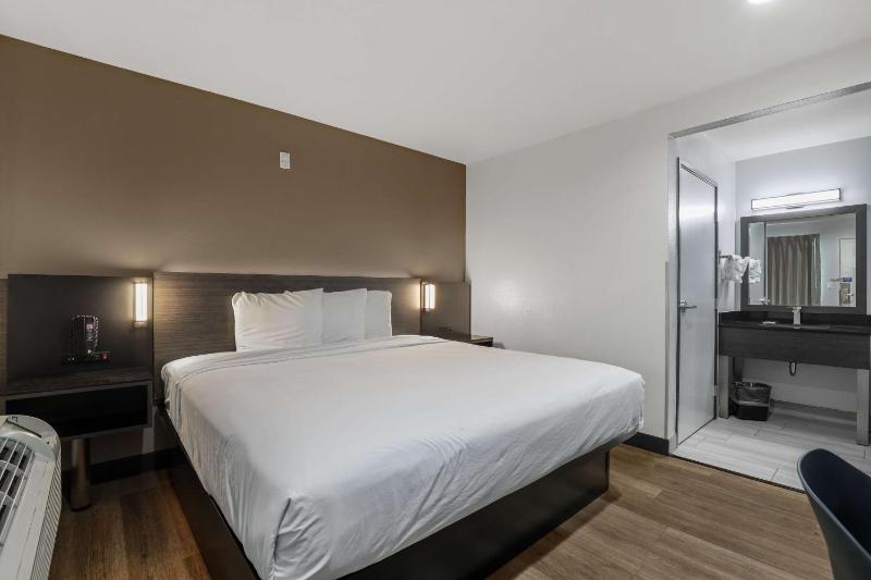 Deluxe King Room image 4