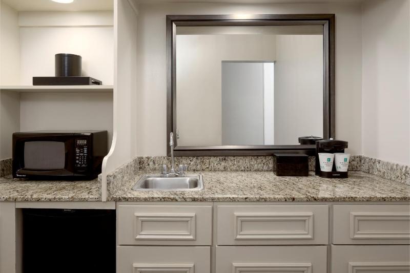 Embassy Suites By Hilton Hotel Tampa-Airport/Westshore - image 7