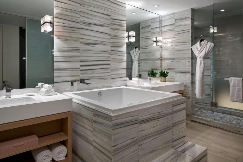 Premier, Suite, 1King, Oceanfront, Balcony image 4