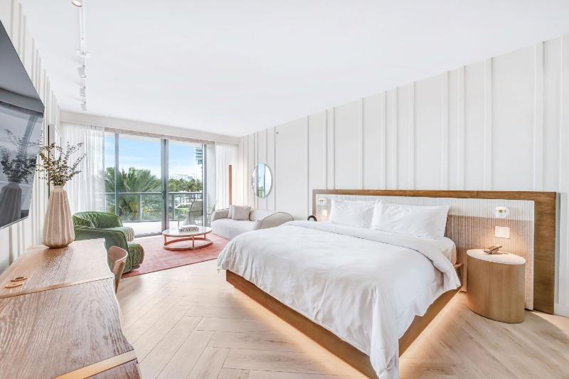 Guest Room, 1 King, 3rd Floor, View, Balcony image 3