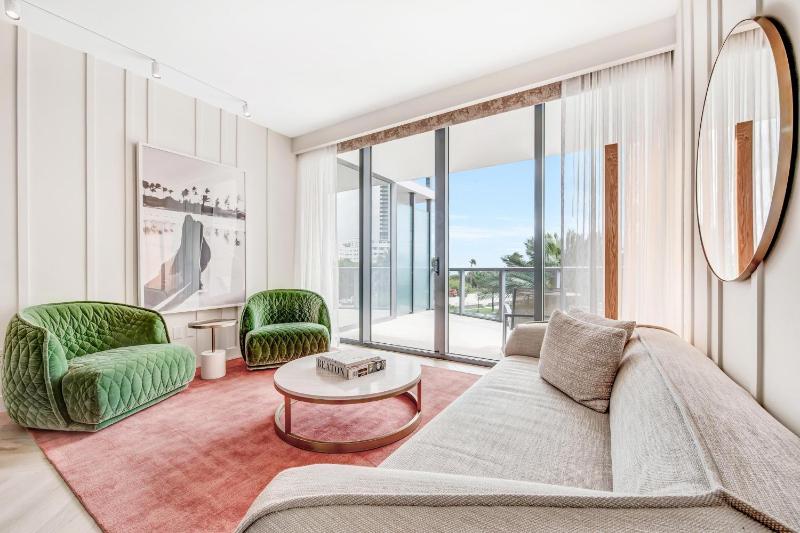 Guest Room, 1 King, 3rd Floor, View, Balcony image 3