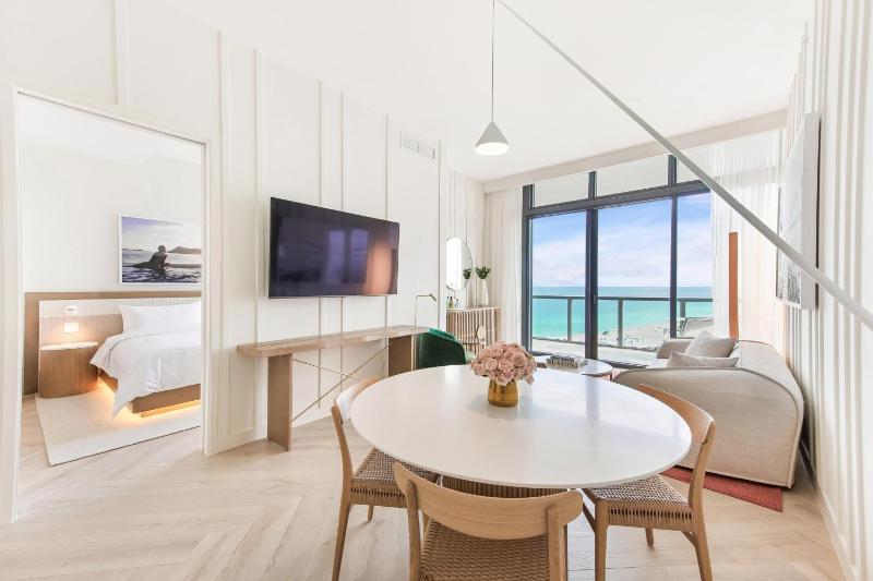 Junior Suite, Suite, 1 King, Ocean View, Balcony image 2