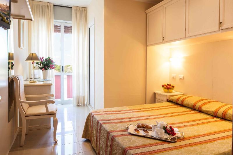 Basic Double Room image 4