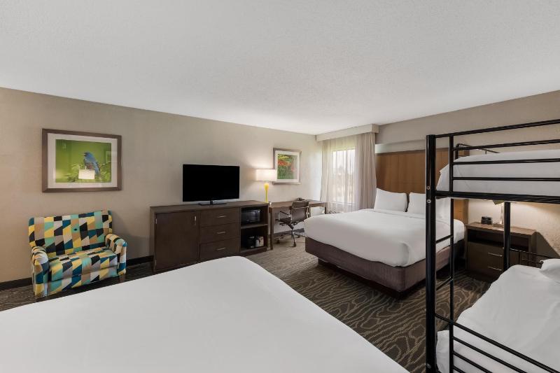 Queen Suite with Two Queen Beds - Non Smoking image 3
