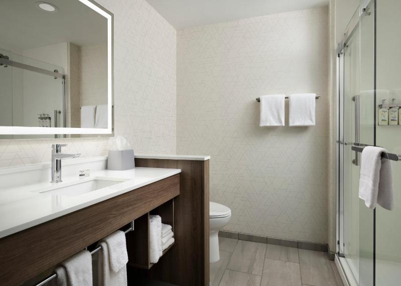 Standard King Room image 1