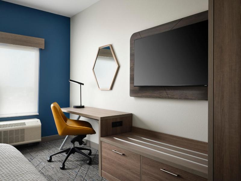 Standard King Room image 2