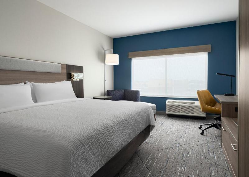 Standard King Room image 3
