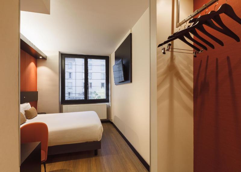 Double or Twin Room image 3