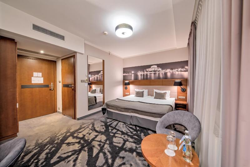 Standard King Room image 4