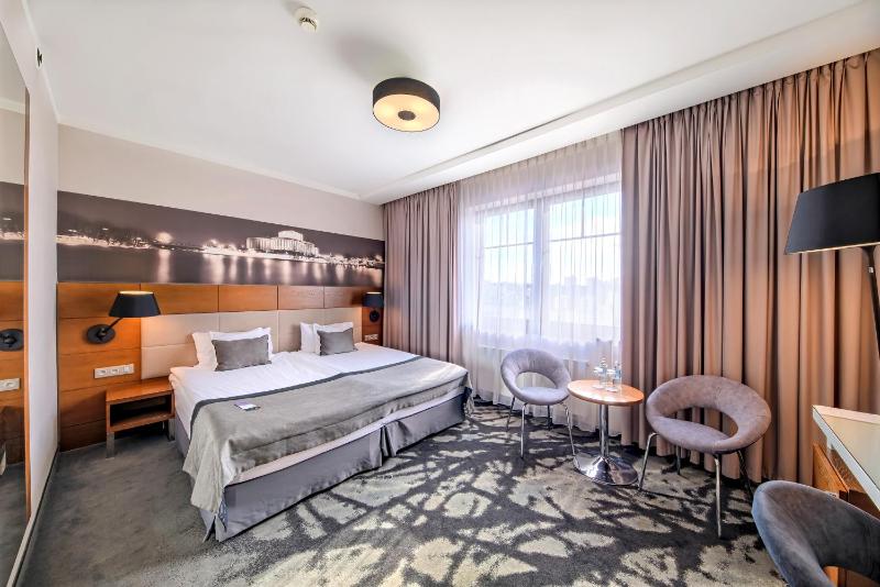 Standard King Room image 3