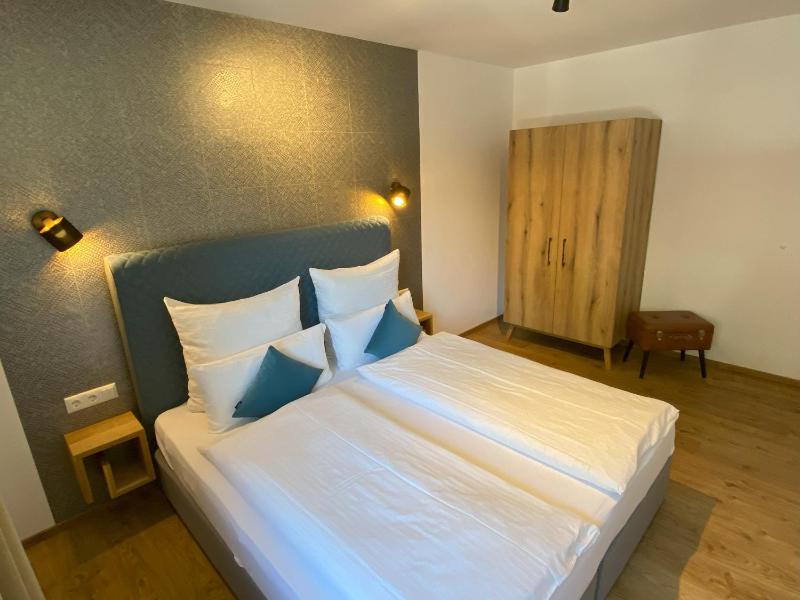 Deluxe One-Bedroom Apartment image 3