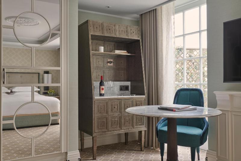 Premium King Room image 3