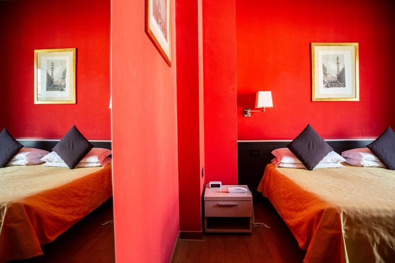 Double Room image 4