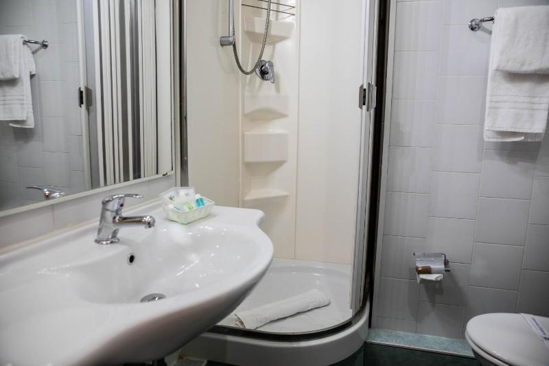 Double Room image 3