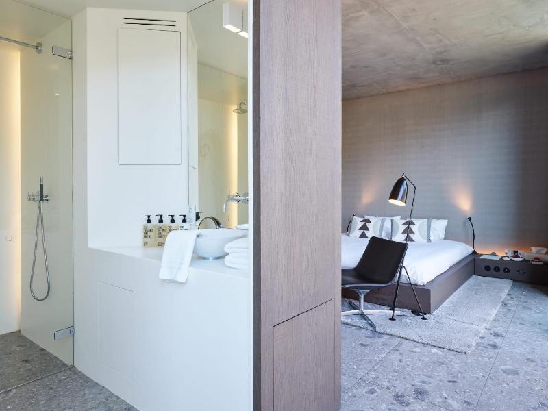 Deluxe Double Room image 3