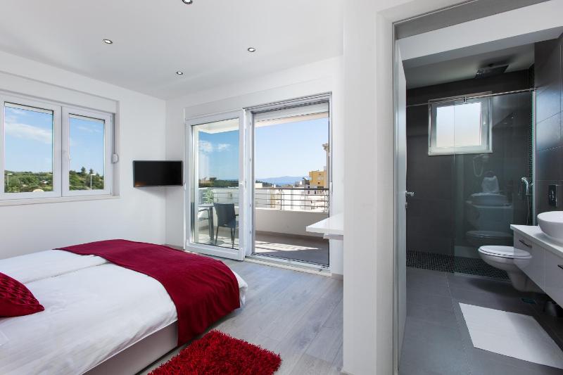 Four-Bedroom Villa with Terrace and Sea View image 2