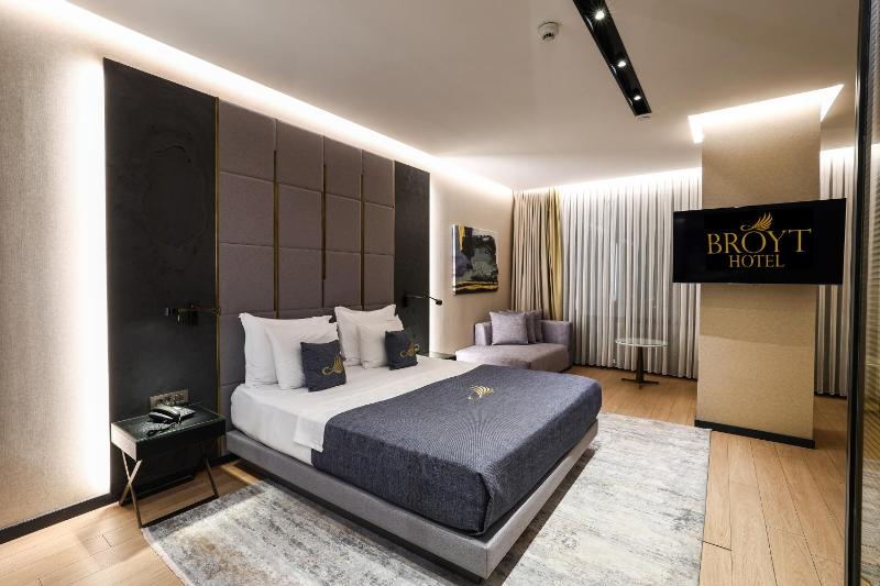 Superior Suit Room image 4