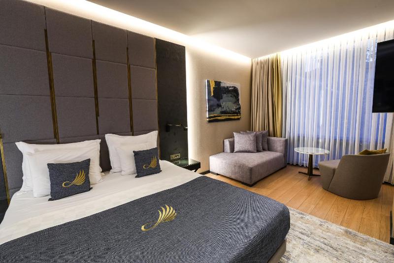 Superior Suit Room image 2