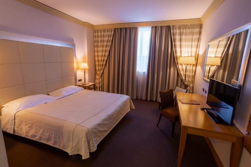 Classic Double or Twin Room image 4