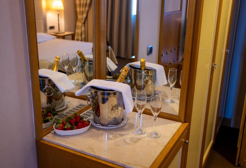 Classic Double or Twin Room image 3