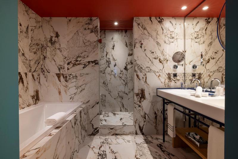 Suite with Free Bottle of Champagne and Spa & Fitness Access image 2